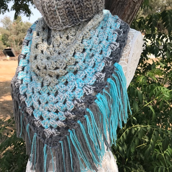 Triangle scarf - Picture 2 of 3